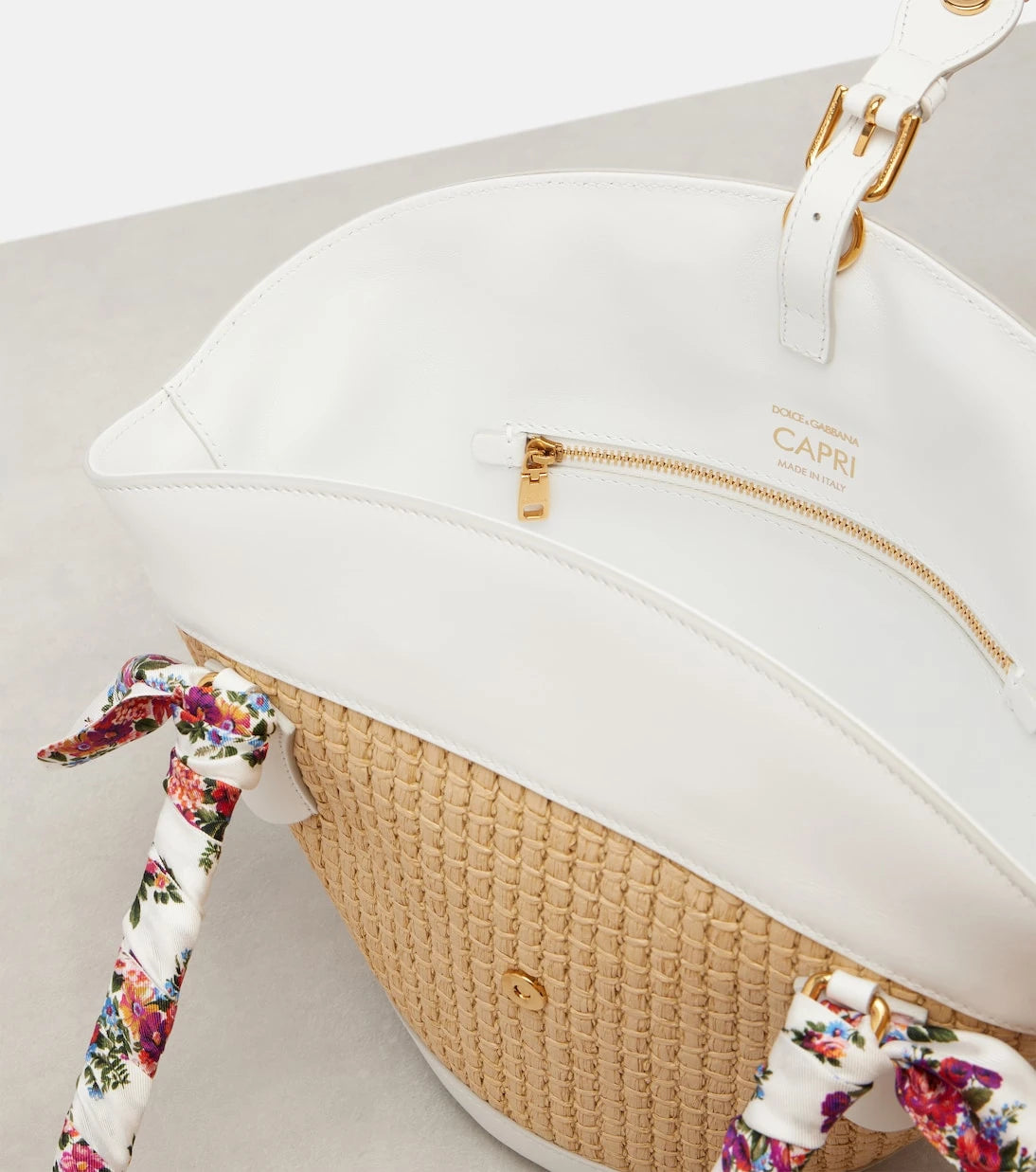 Dolce&Gabbana - حقيبة توت كابري متوسطة الحجم من الرافيا والمزينة بالجلد