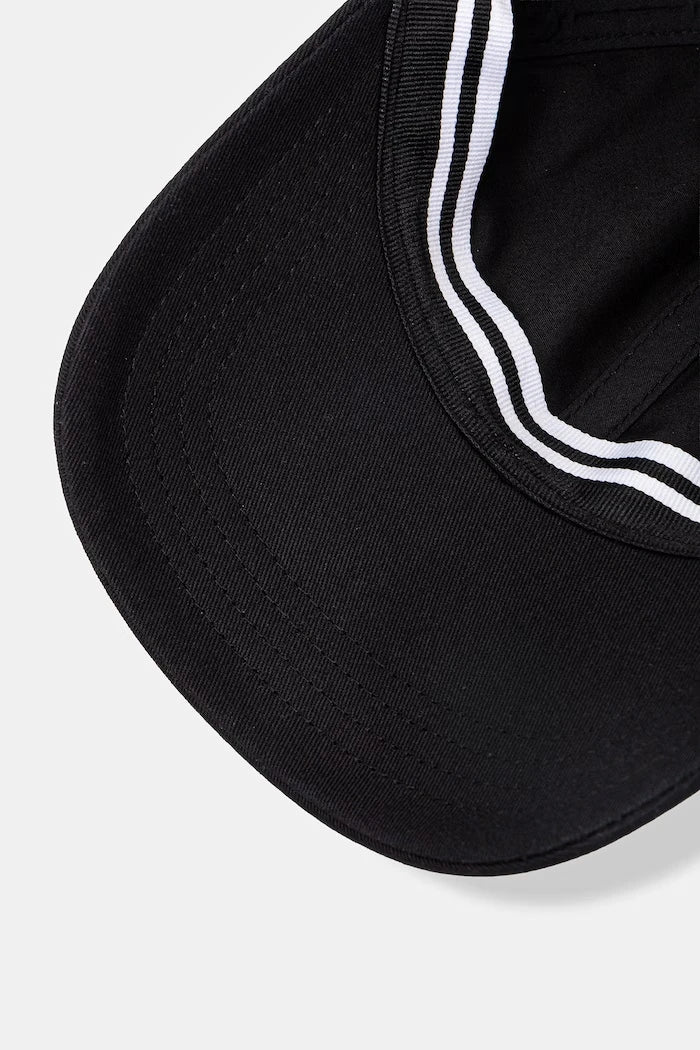 Памучна шапка с козирка Fred Perry
