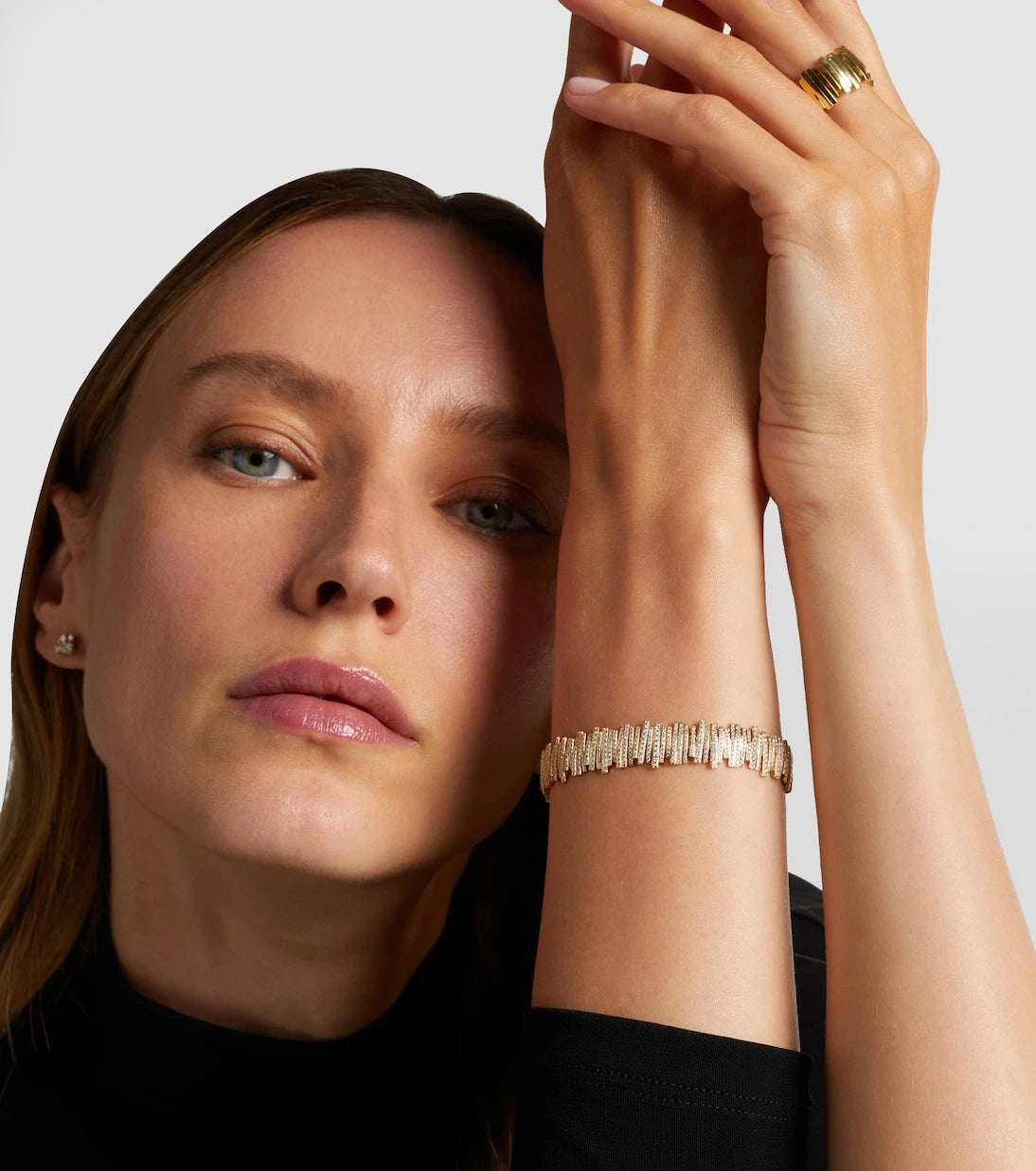 Suzanne Kalan - Medium 18kt gold bangle with diamonds