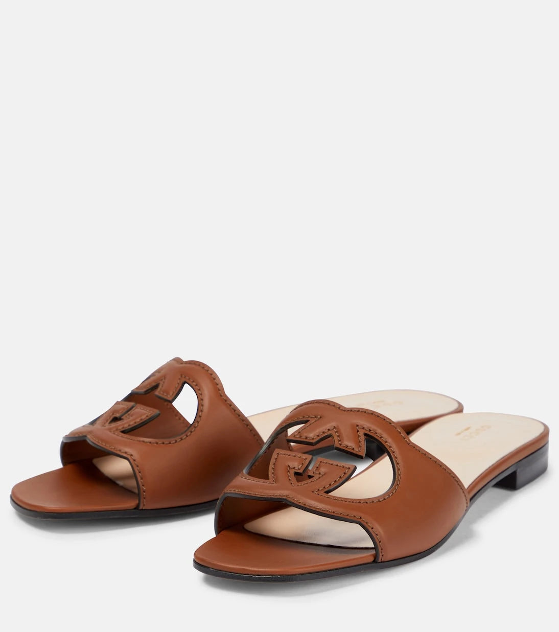 Gucci - صندل إنترلوك G جلدي بفتحات