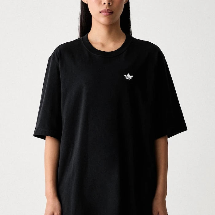 adidas Originals Essentials pamuklu kadın tişört