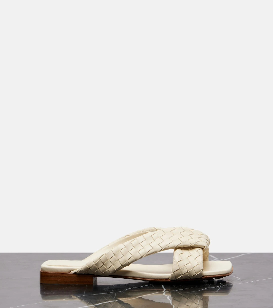 Bottega Veneta - صندل ريڤا جلد بتصميم إنترتشاتو