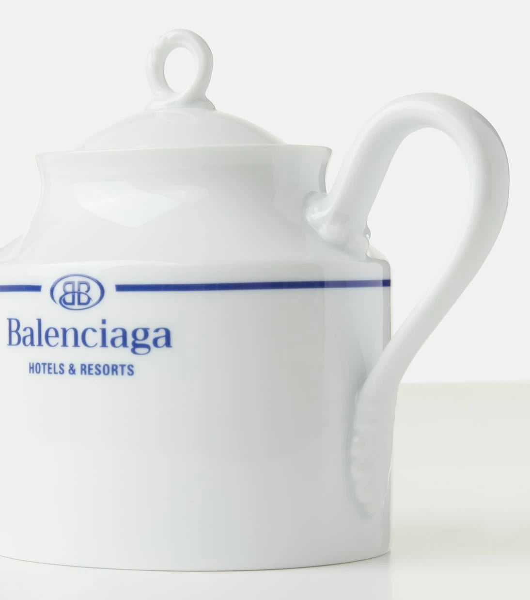 إبريق شاي من البورسلين بشعار Balenciaga - x Ginori 1735
