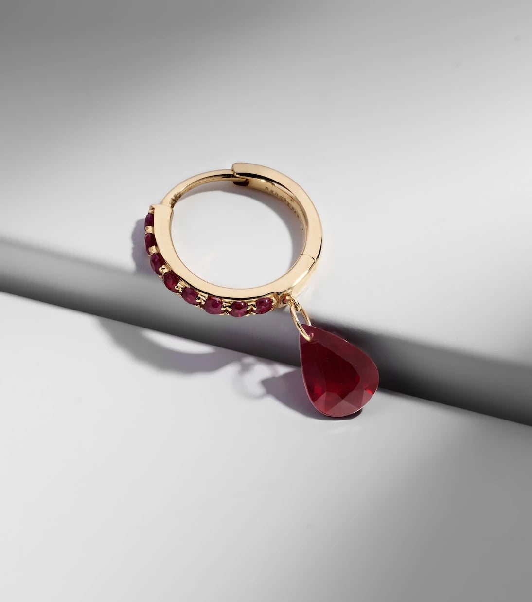 Persée - Piercing 18kt gold single earring with ruby