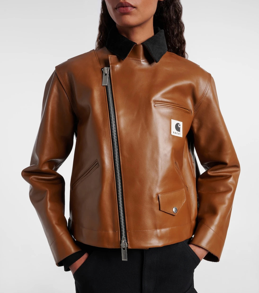 Sacai - جاكيت جلدي غير متماثل من كارهاارت