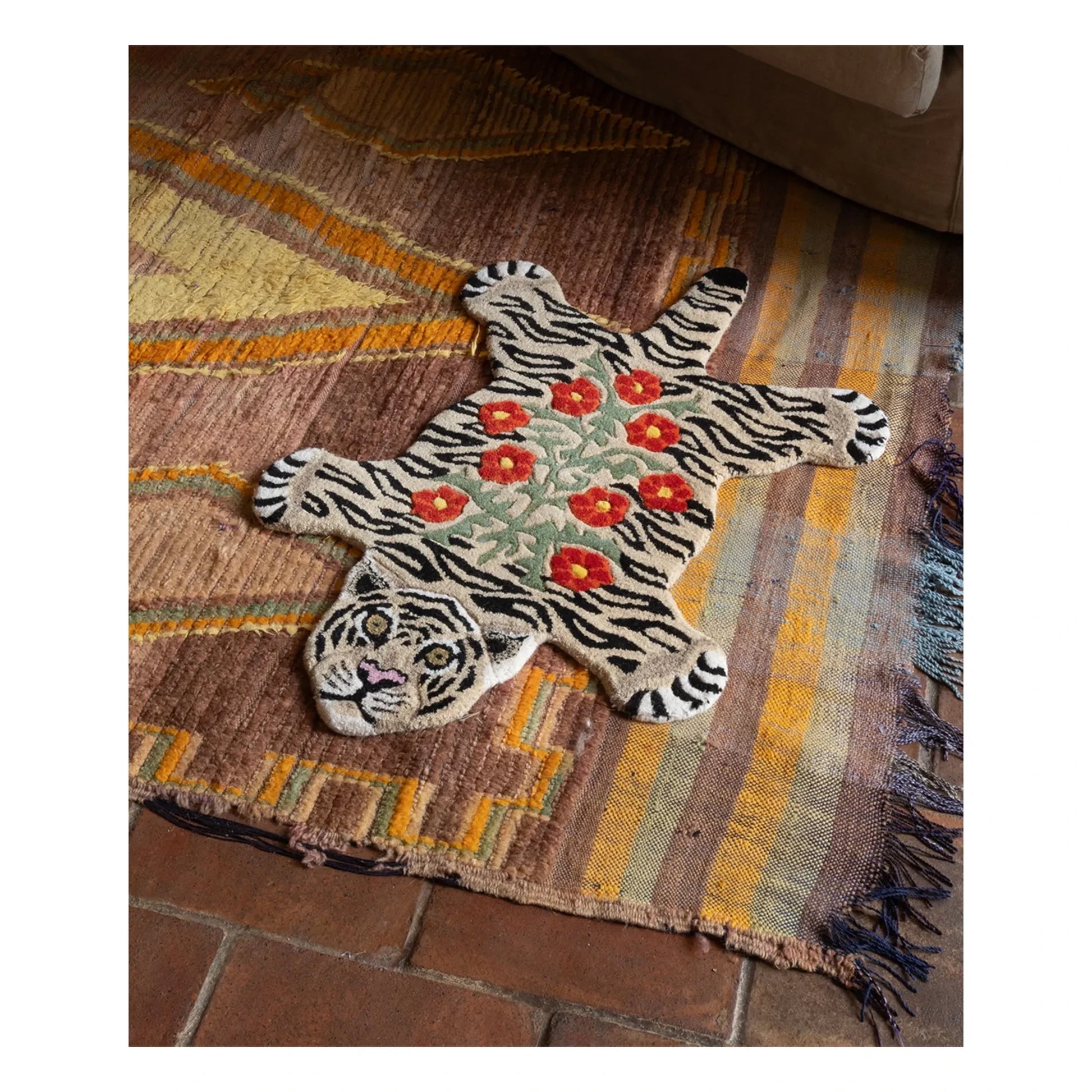 Doing Goods - Tiger carpet with flowers | Beige