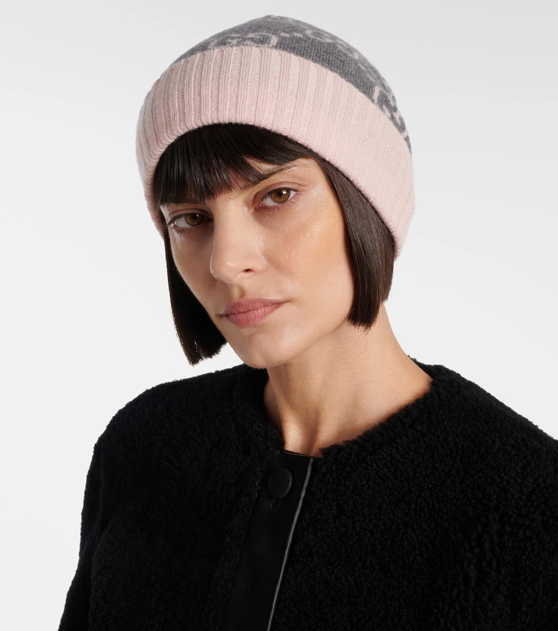 غوتشي - قبعة صغيرة من الكشمير والجاكار بنقشة GG