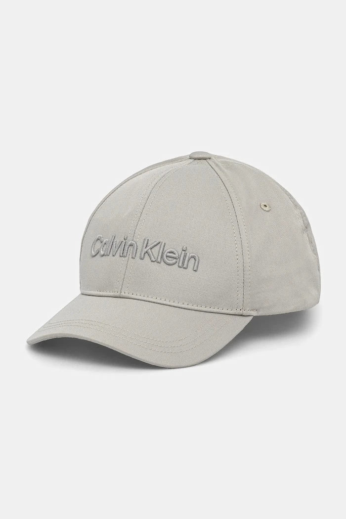 Памучна шапка с козирка Calvin Klein