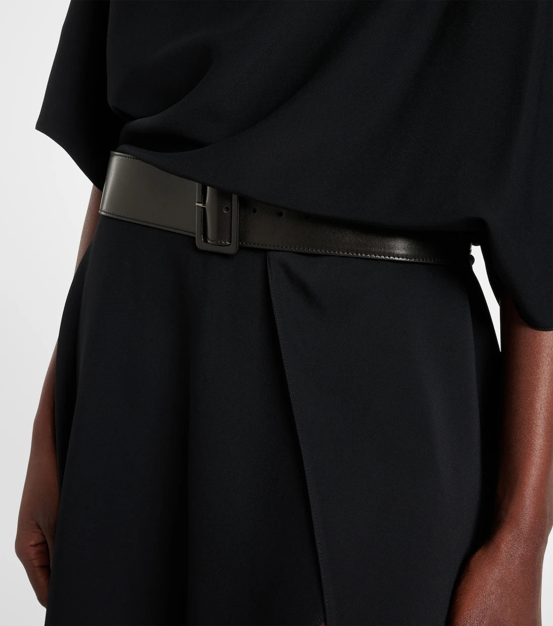 Alaïa - فستان ميدي بحزام وتفاصيل جلدية