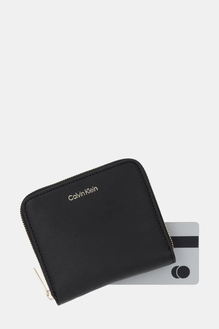 Calvin Klein дамски портфейл от имитация на кожа