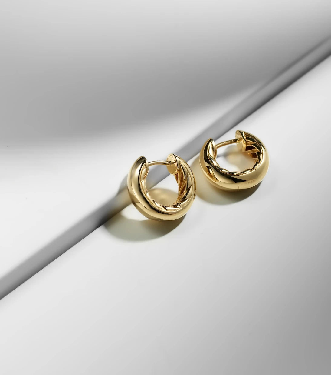 David Yurman - أقراط DY Mercer® Micro حلقية من الذهب عيار 18 قيراطًا