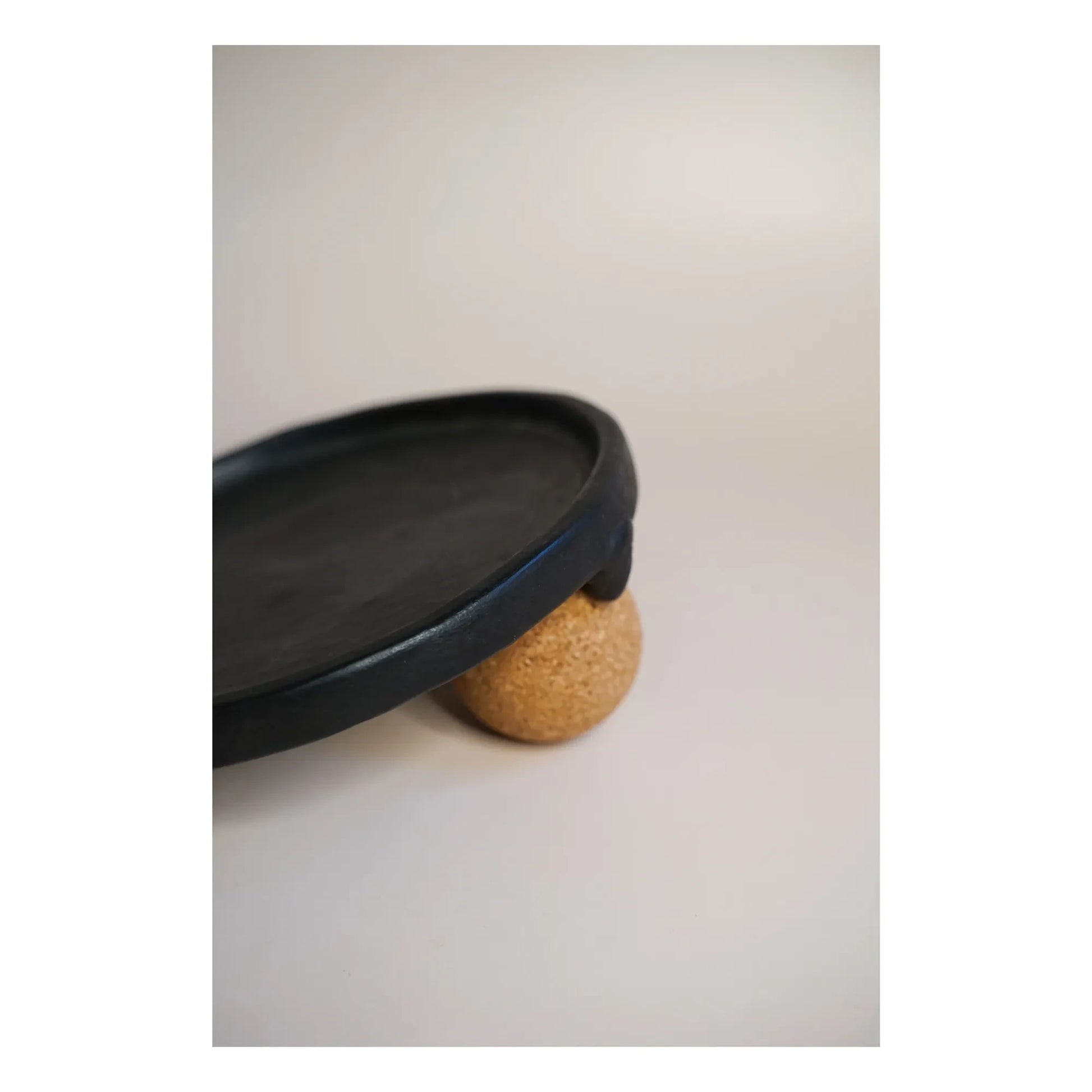 Woodmata - Plate with terracotta base | Black