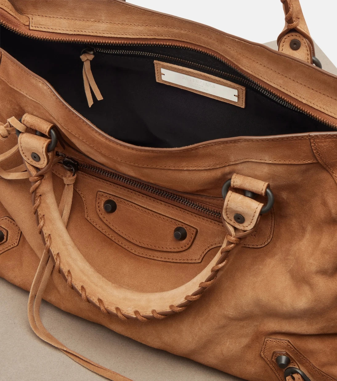 Balenciaga - حقيبة Le City Medium المصنوعة من جلد الشمواه ذات المقبض العلوي
