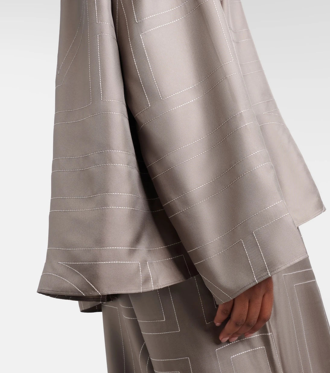 Toteme - قميص بيجامة من نسيج التويل الحريري بشعار العلامة