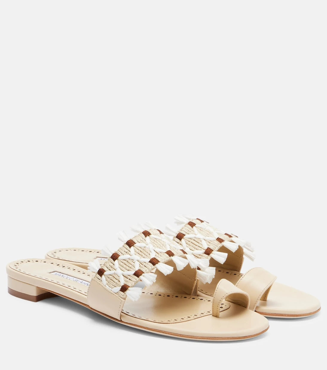 Manolo Blahnik - صندل Brava الجلدي بحواف من الرافيا