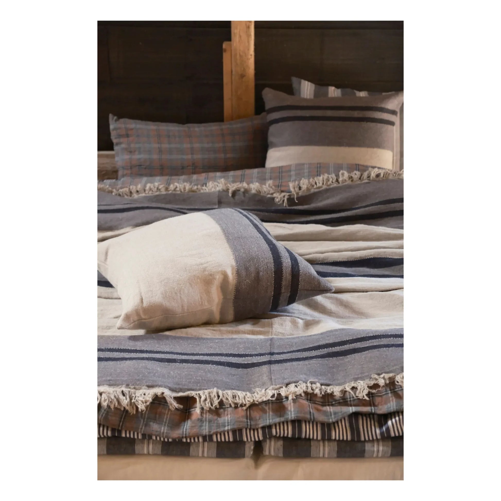 Libeco - Black House Stripe linen throw | Carbon