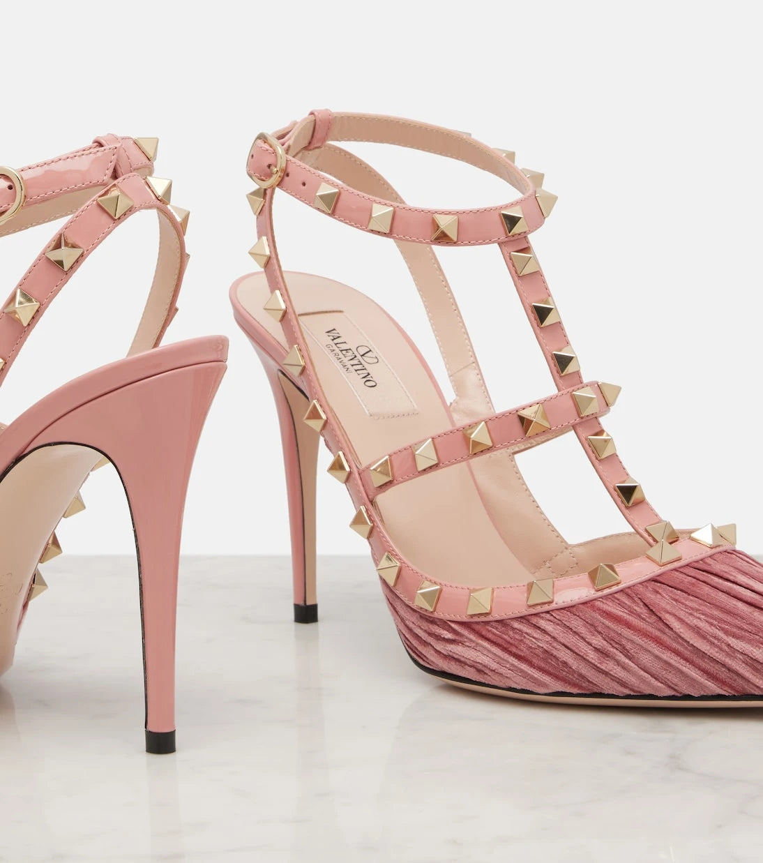 Valentino Garavani - حذاء Rockstud 100 بكعب عالٍ من المخمل والجلد