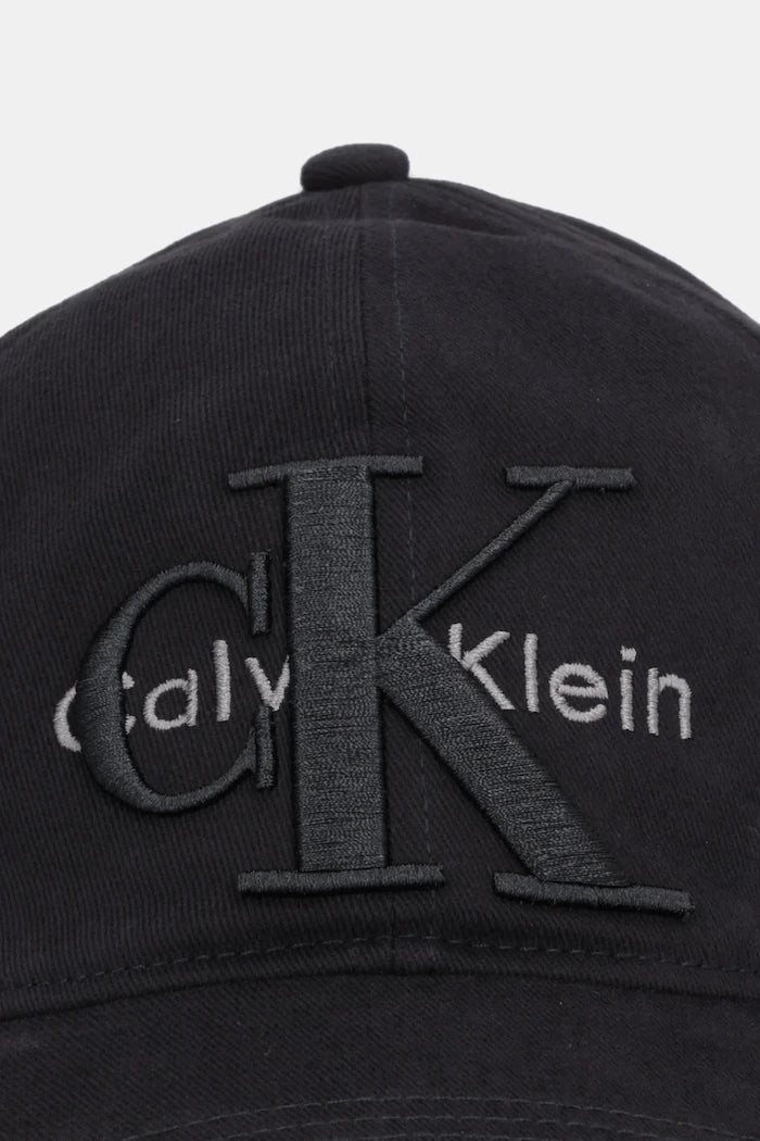Памучна шапка с козирка Calvin Klein