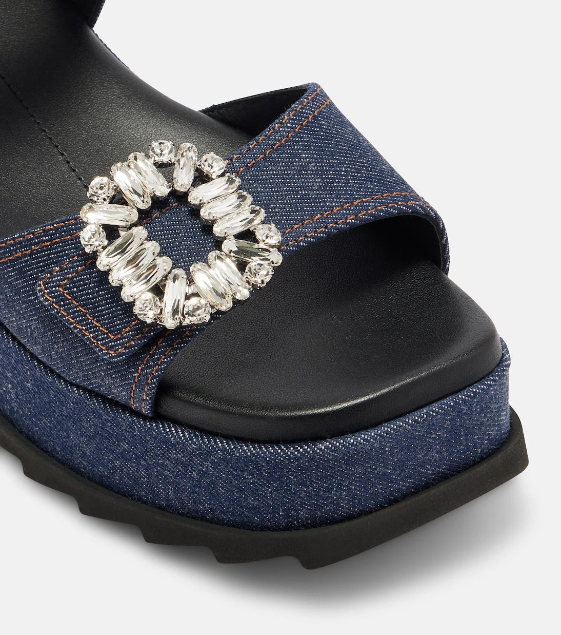 Roger Vivier - صنادل بلاتفورم من الدنيم المزيّن