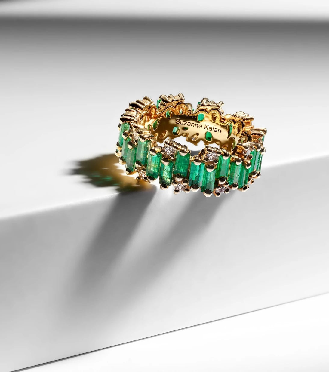 Suzanne Kalan - 18kt gold ring with emeralds