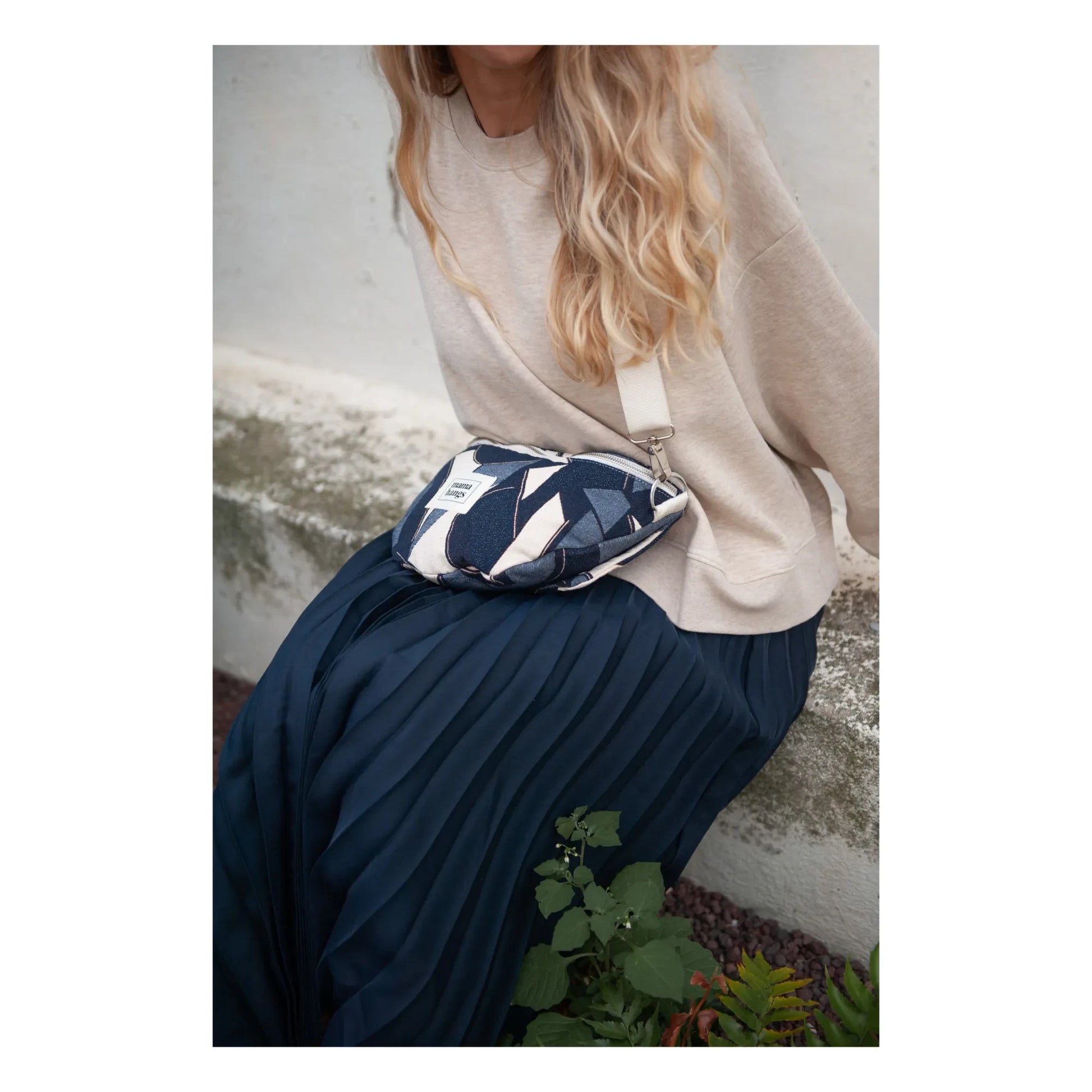 Mama Hangs - Bloom Bag multi-function banana | Indigo