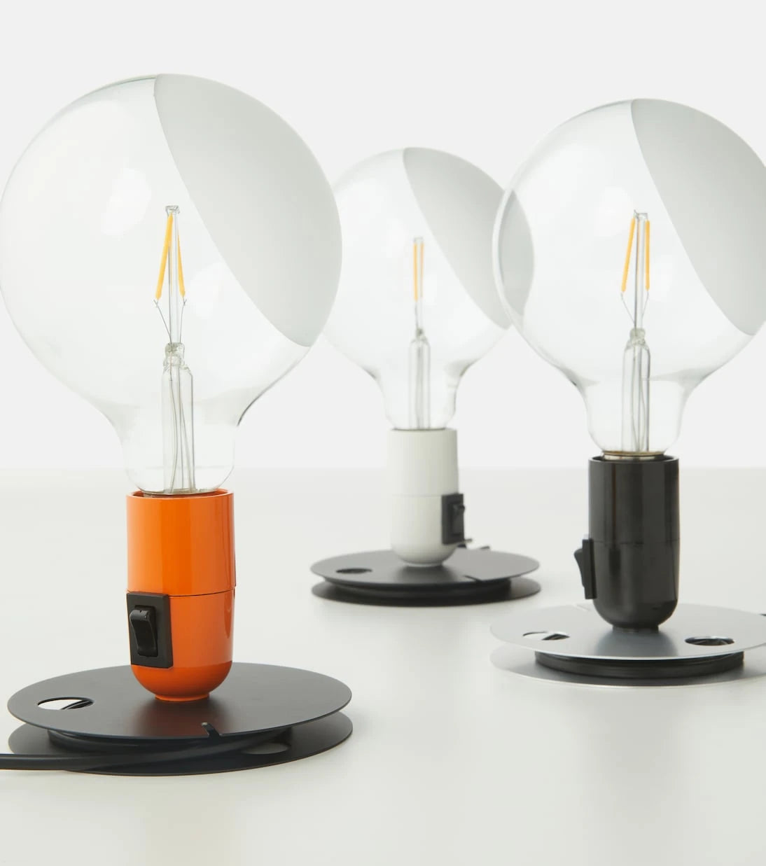فلوس - مصباح طاولة لَمبادِينا من تصميم آكيلي كاستيليوني، قابس أوروبي