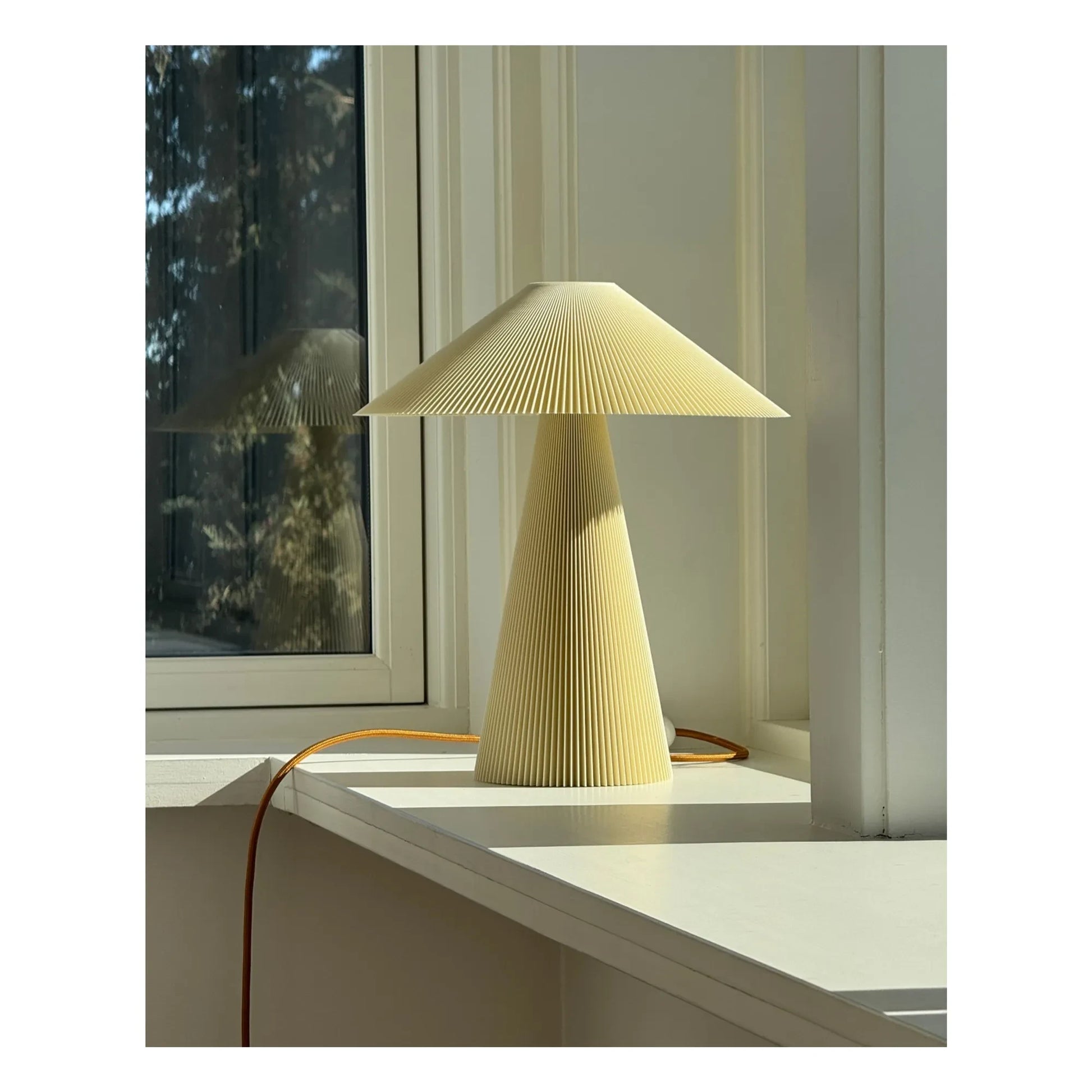 Manu Matters - Teen Jane table lamp | Cream