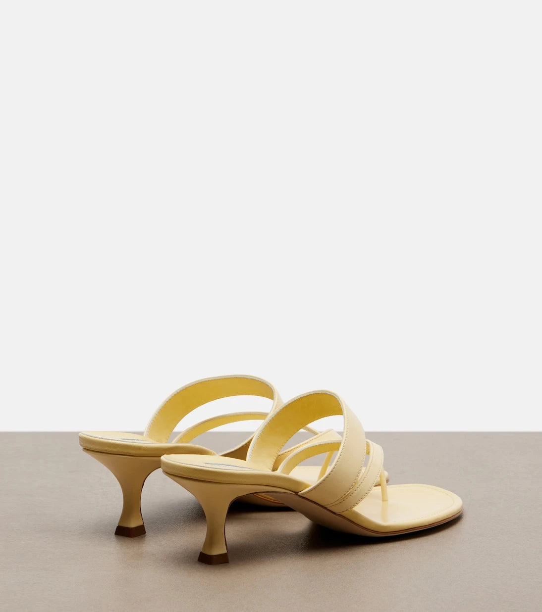 Manolo Blahnik - صنادل Susa الجلدية