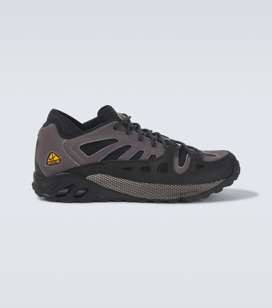 Nike - حذاء سنيكرز ACG Air Exploraid بحواف جلدية