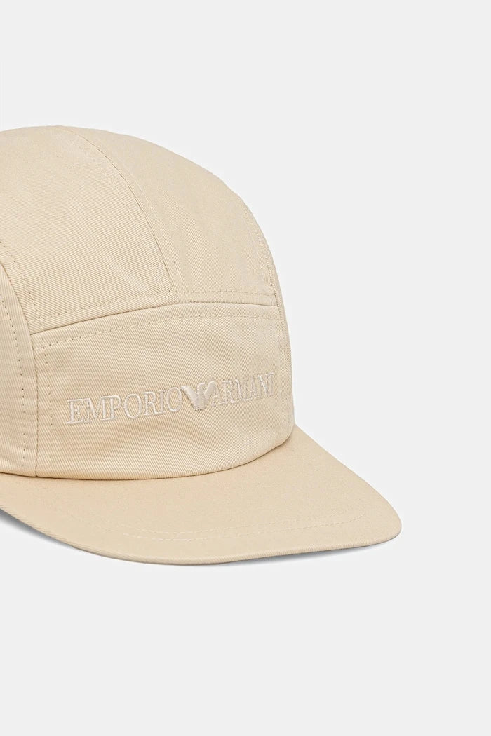 Памучна шапка с козирка Emporio Armani