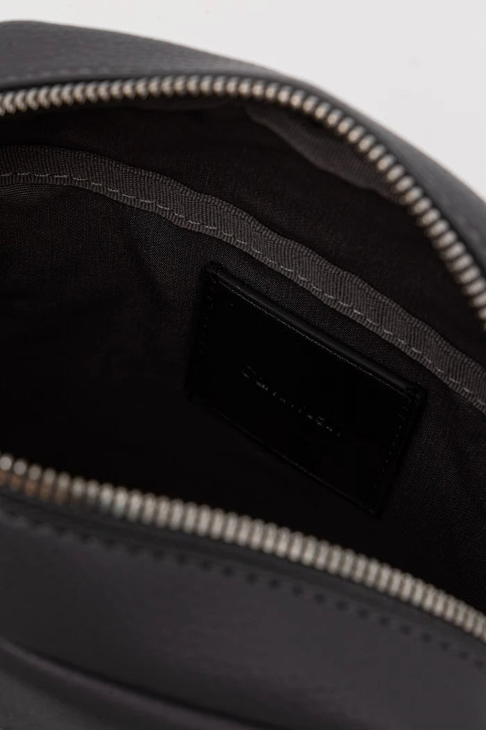 Calvin Klein erkek suni deri omuz çantası