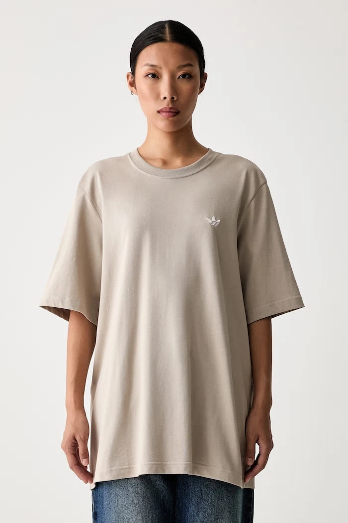 adidas Originals kadın pamuklu Essentials tişört