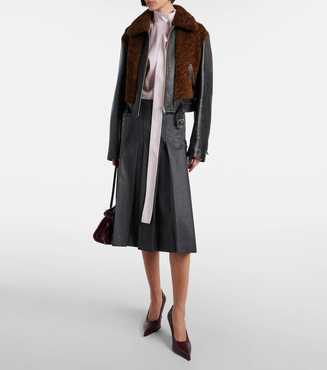 Prada - جاكيت جلدي بحواف من فرو الشيرلينج وحزام