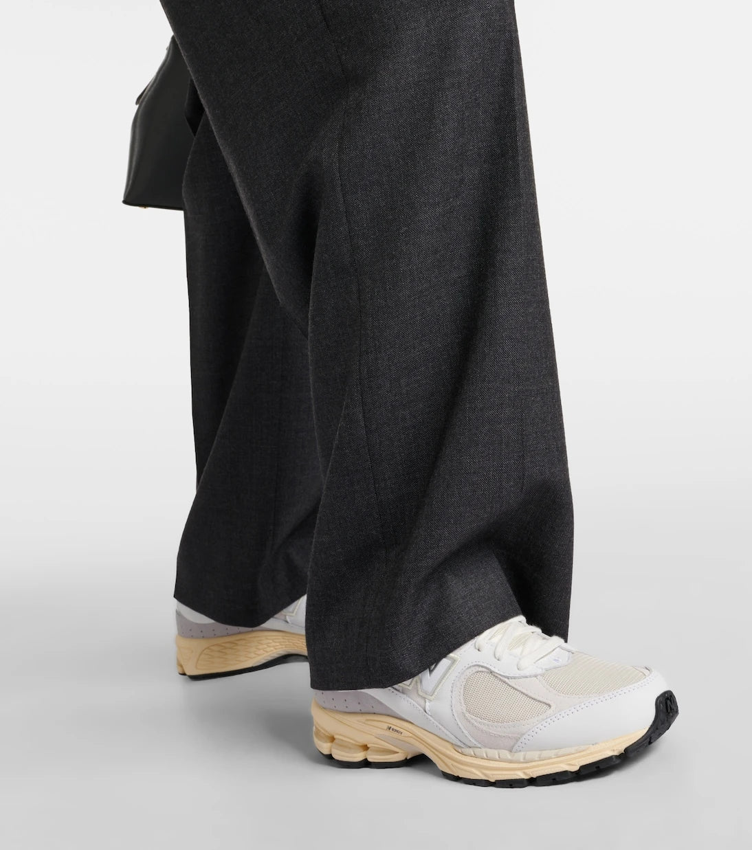 New Balance - حذاء رياضي 2002R بحواف جلدية