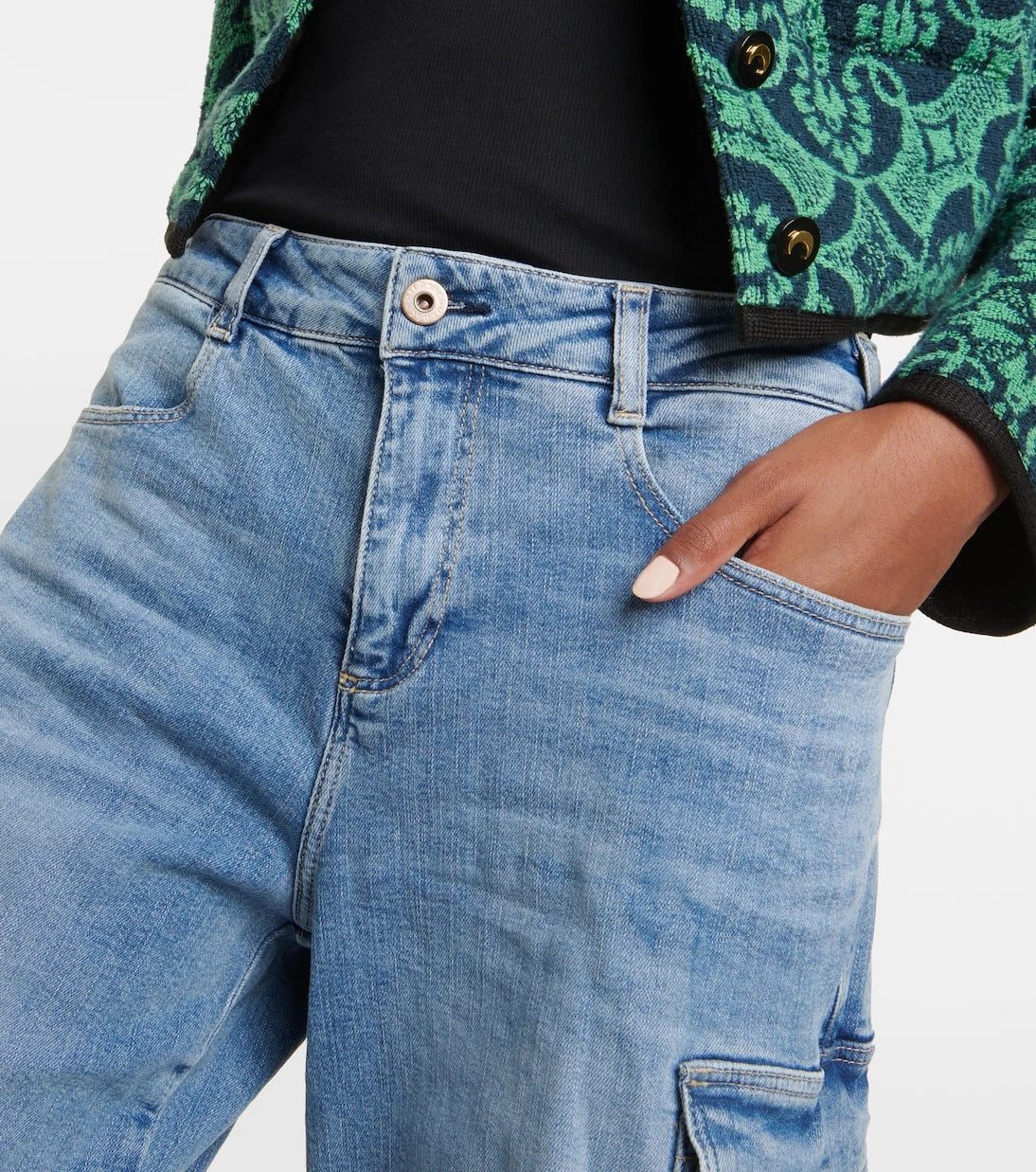 AG Jeans - جينز كارجو بقصة أرجل واسعة وخصرٍ عالٍ