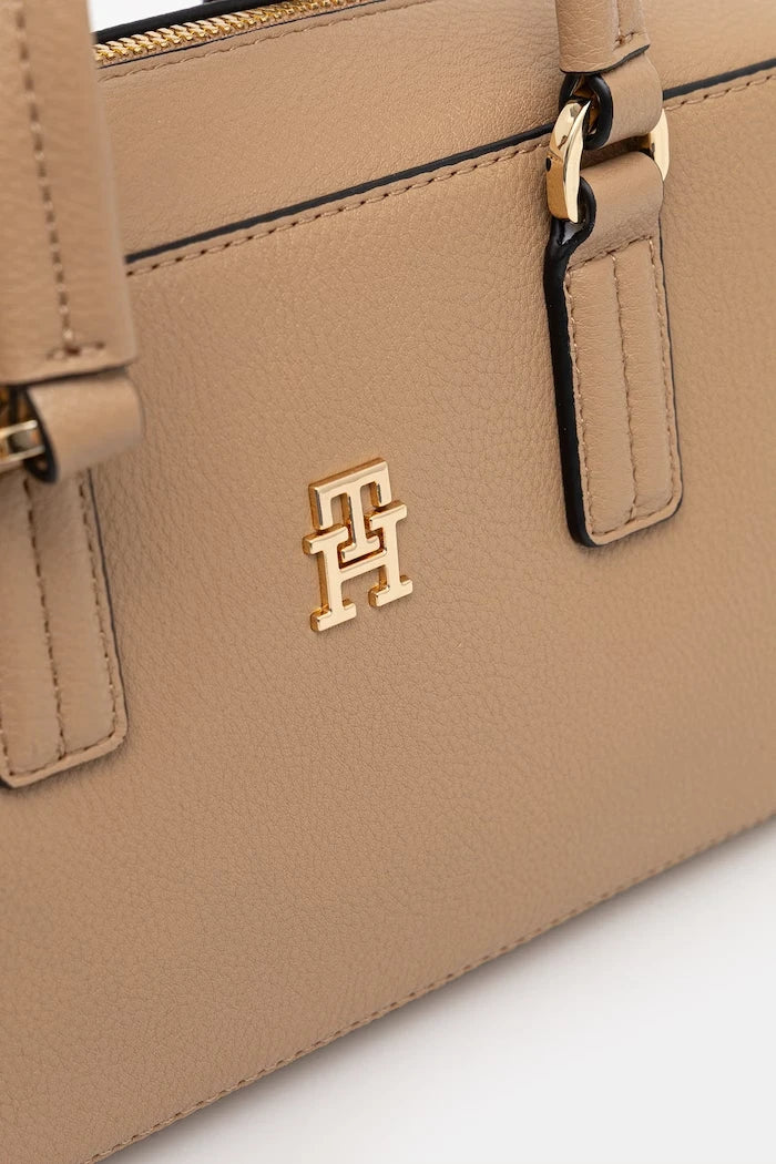 Ayarlanabilir askılı Tommy Hilfiger kadın çantası