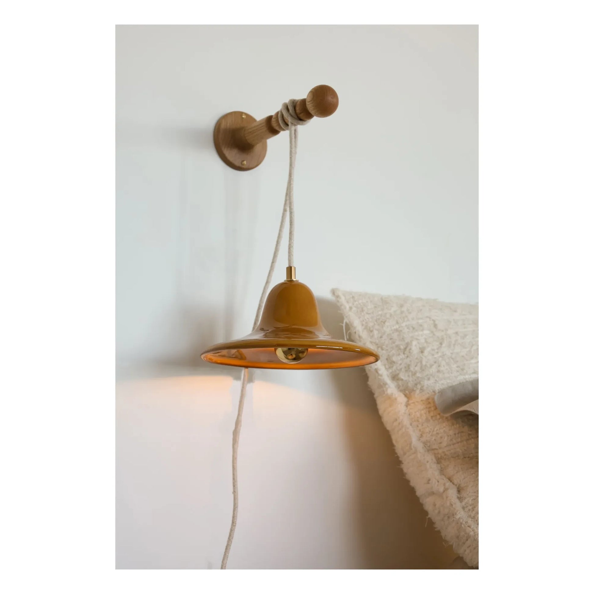 Masamé - Gigaro hand lamp | Honey