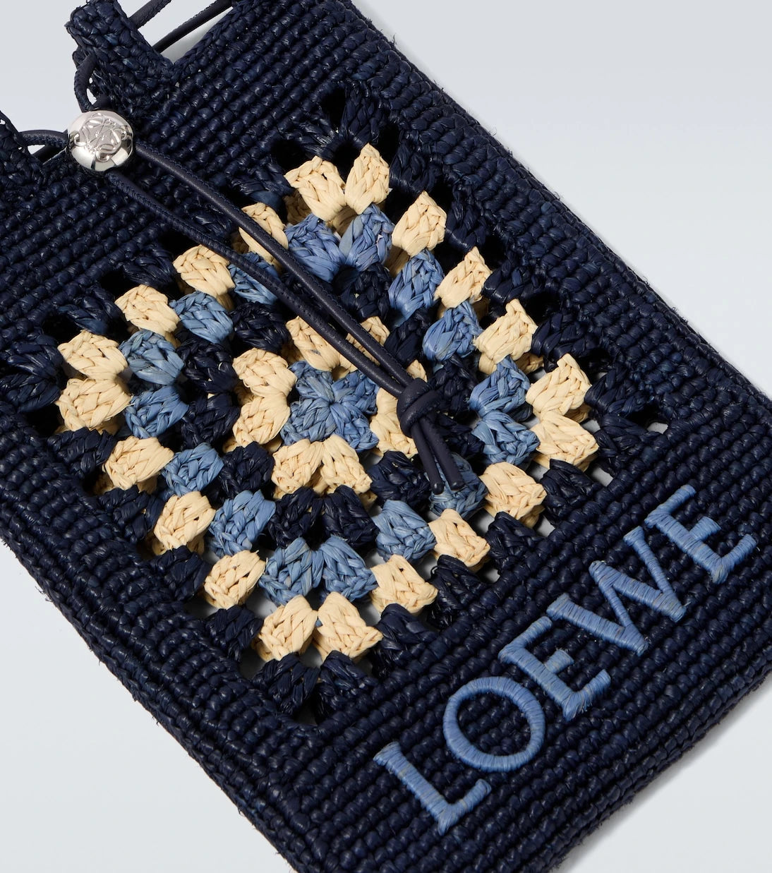 Loewe - حقيبة كروشيه رافيا بولاز إيبيزا بحزام