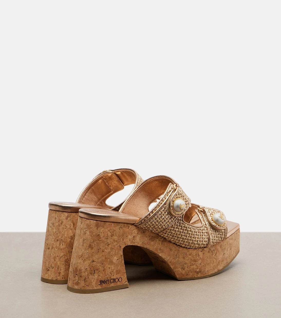 Jimmy Choo - صنادل Fayence بنعل سميك وتأثير الرافيا