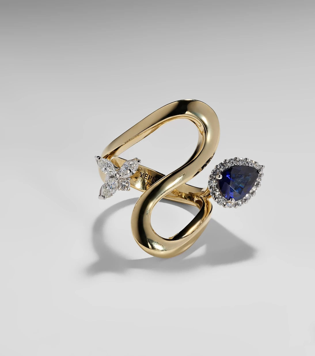 Yeprem - Reign Supreme 18kt gold ring with diamonds and sapphires