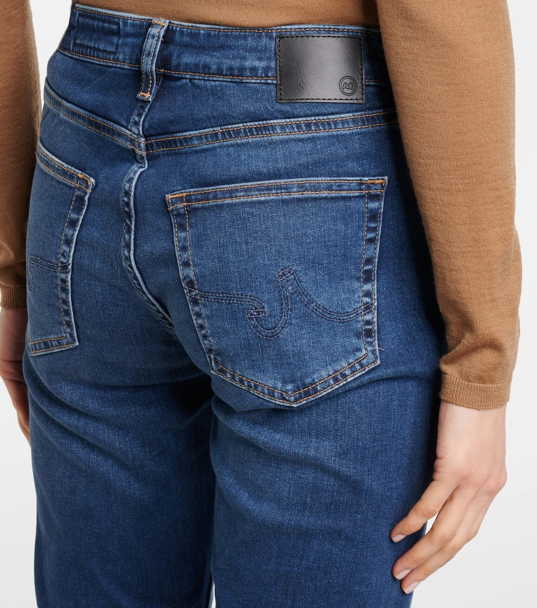 AG Jeans - بنطلون جينز بقصّة Girlfriend الضيّقة