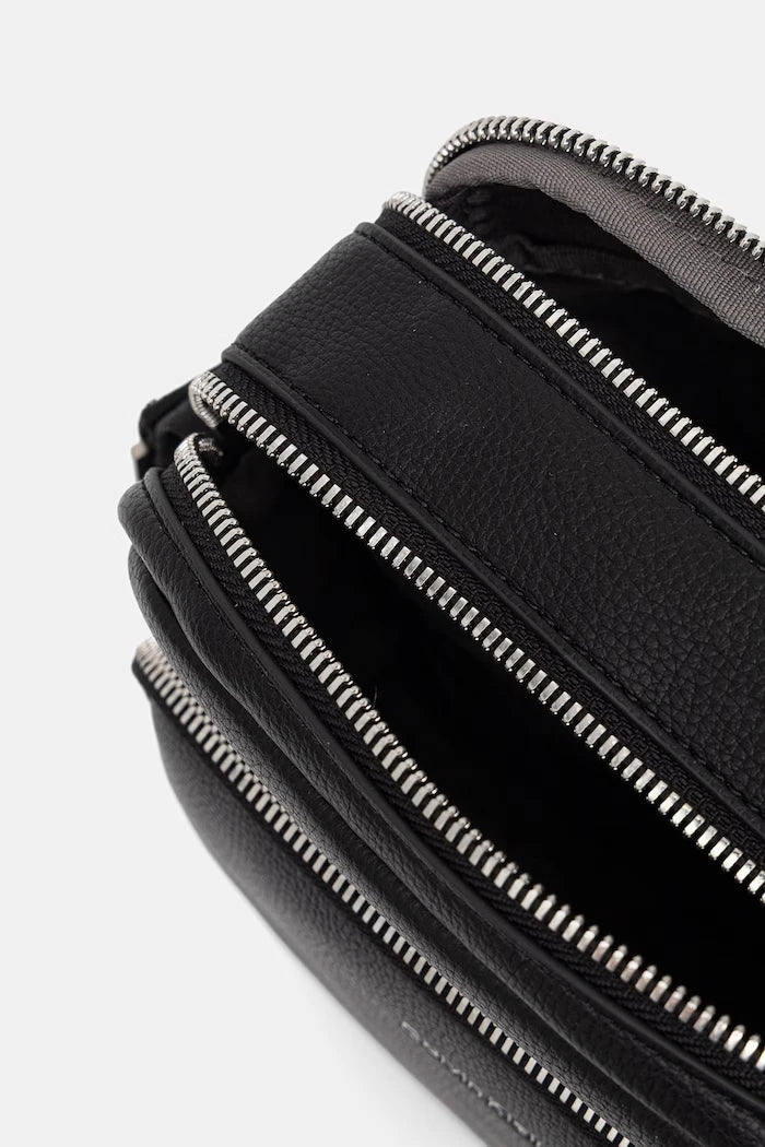 Calvin Klein Erkek Suni Deri Omuz Çantası