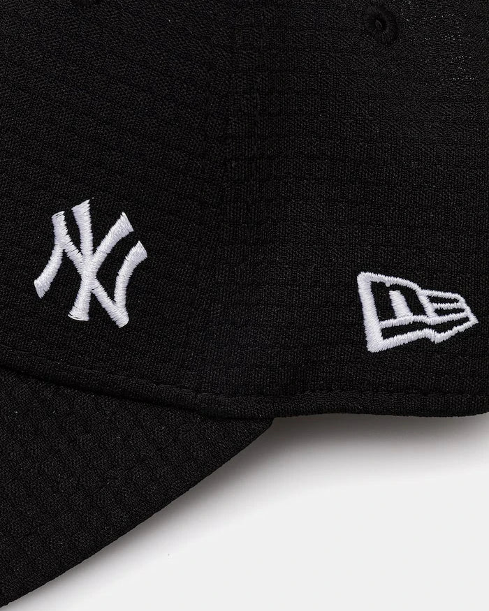 Шапка с козирка New Era FLAWLESS MESH 9FORTY®