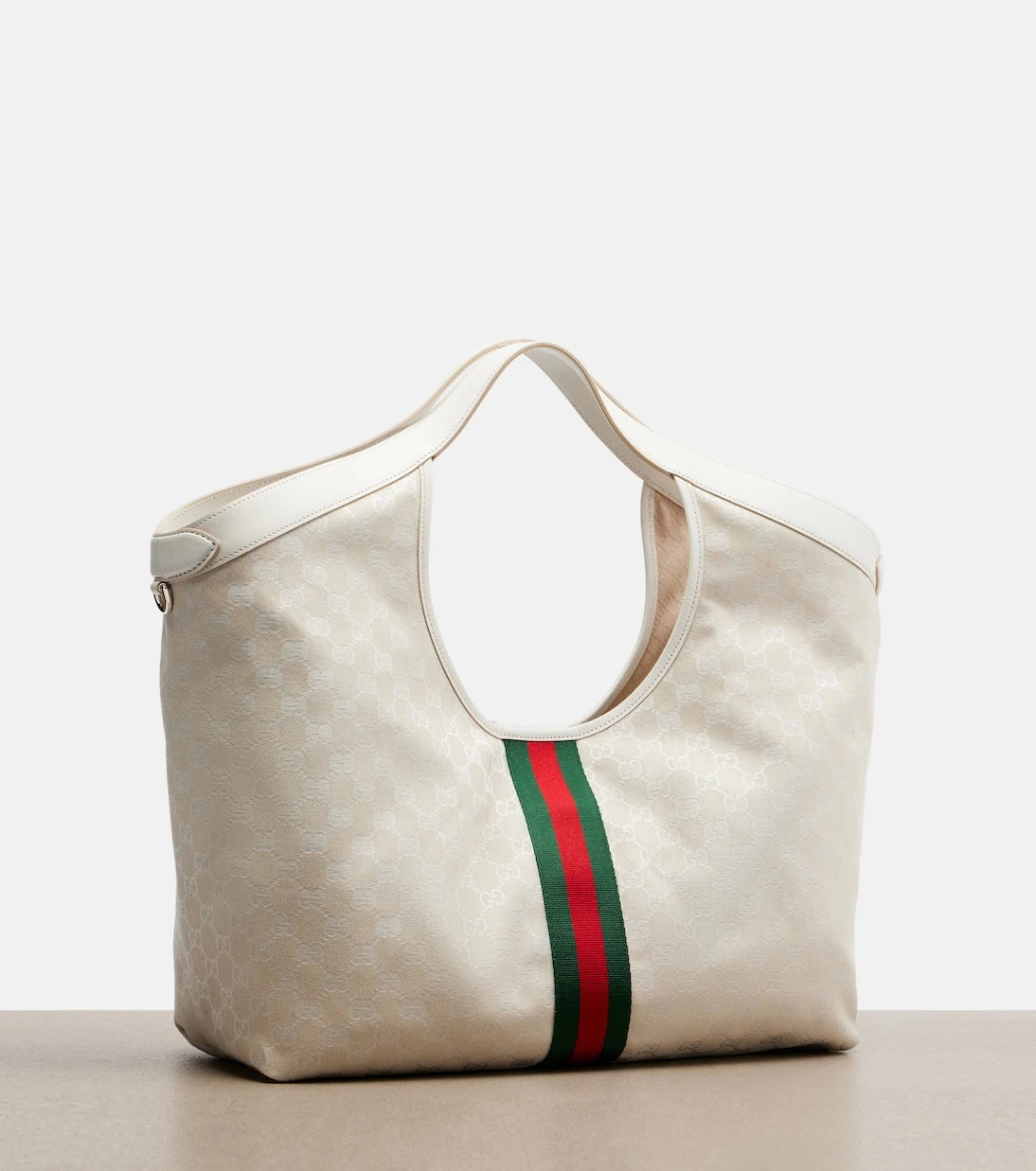 Gucci - حقيبة توت كبيرة من قماش GG Giglio من Gucci