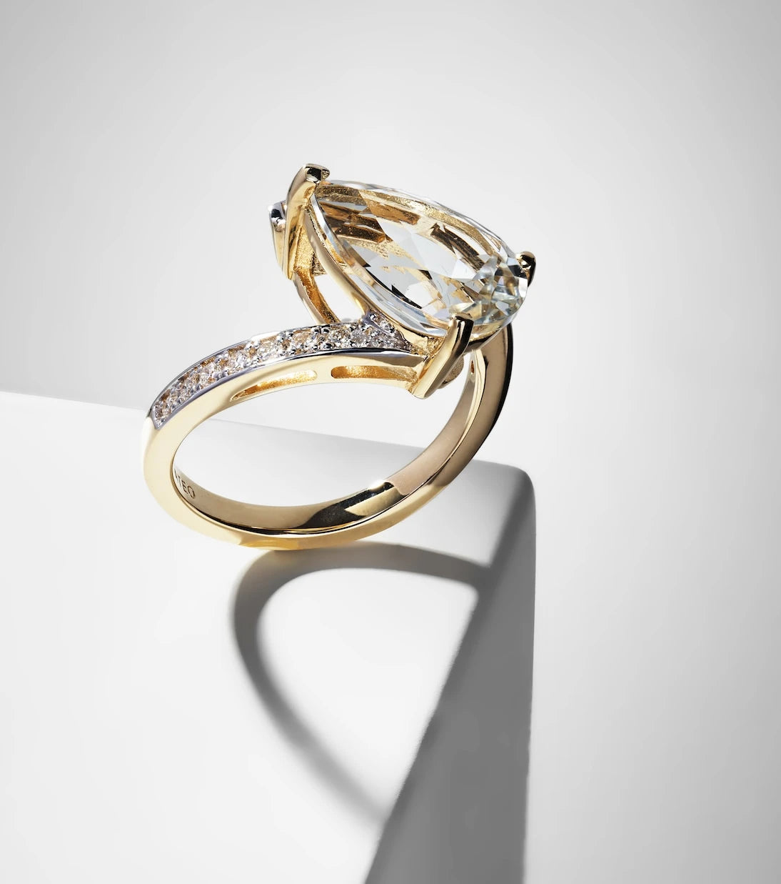Mateo - Slanted 14kt gold ring with topaz and diamonds