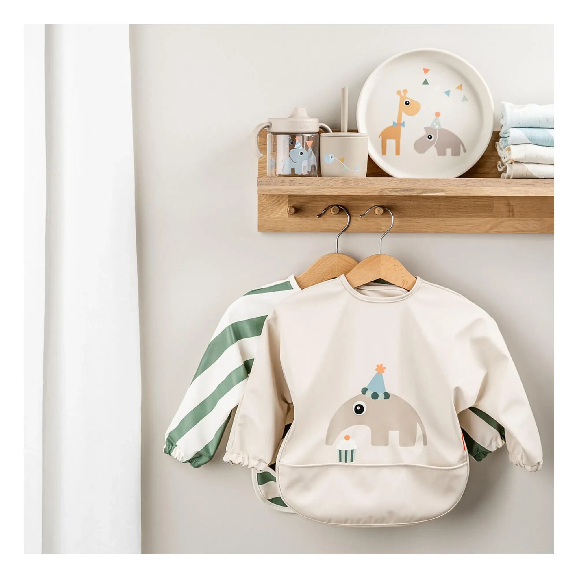 Done by deer - Celebration bib with sleeves | Sand