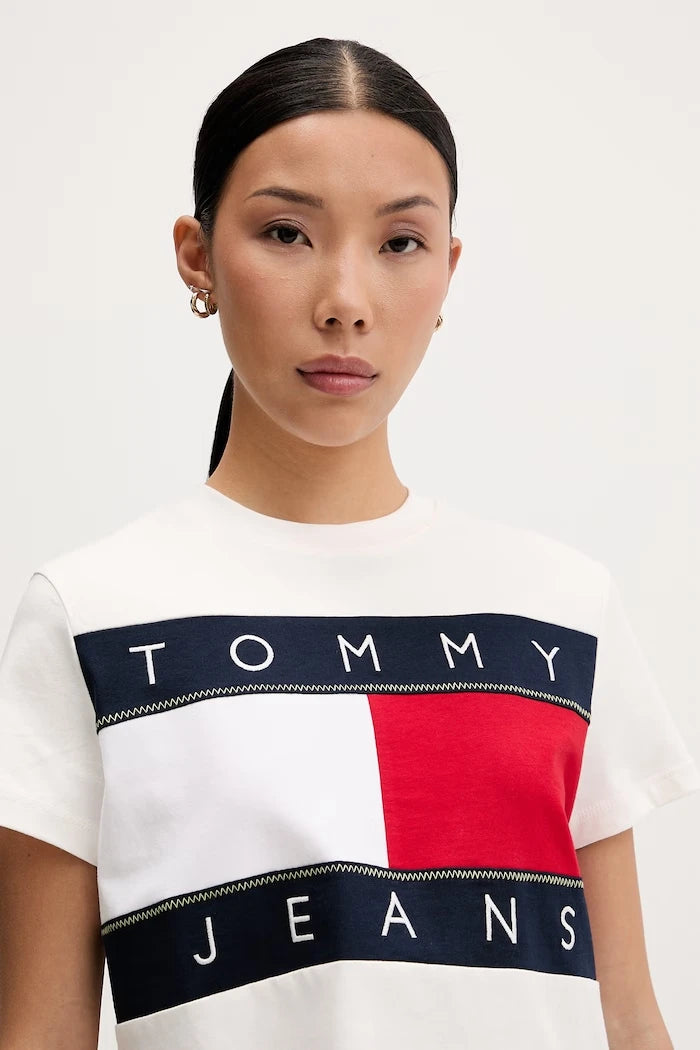 Tommy Jeans pamuklu kadın tişörtü