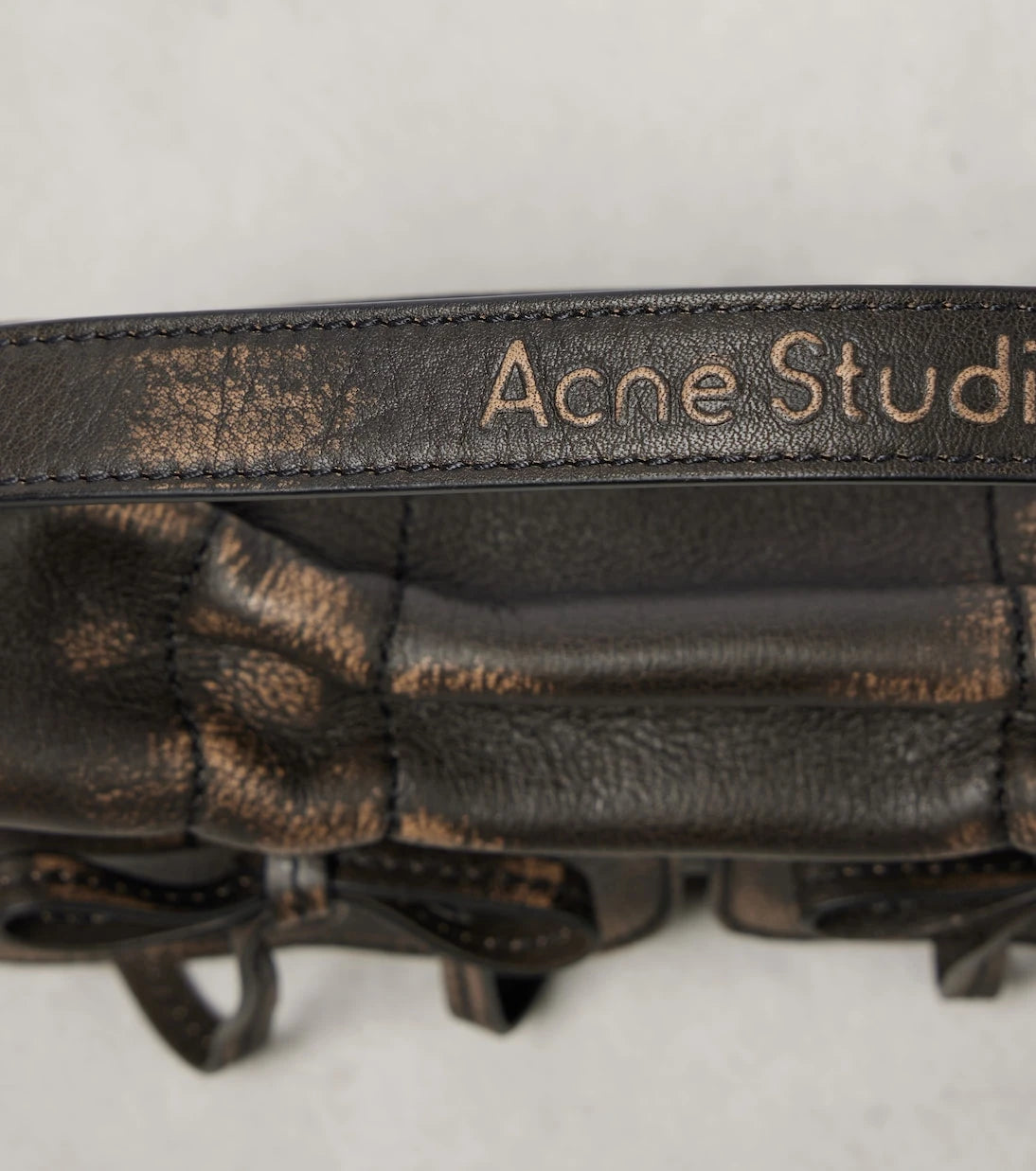Acne Studios - حقيبة كتف جلدية بتفاصيل فيونكة صغيرة