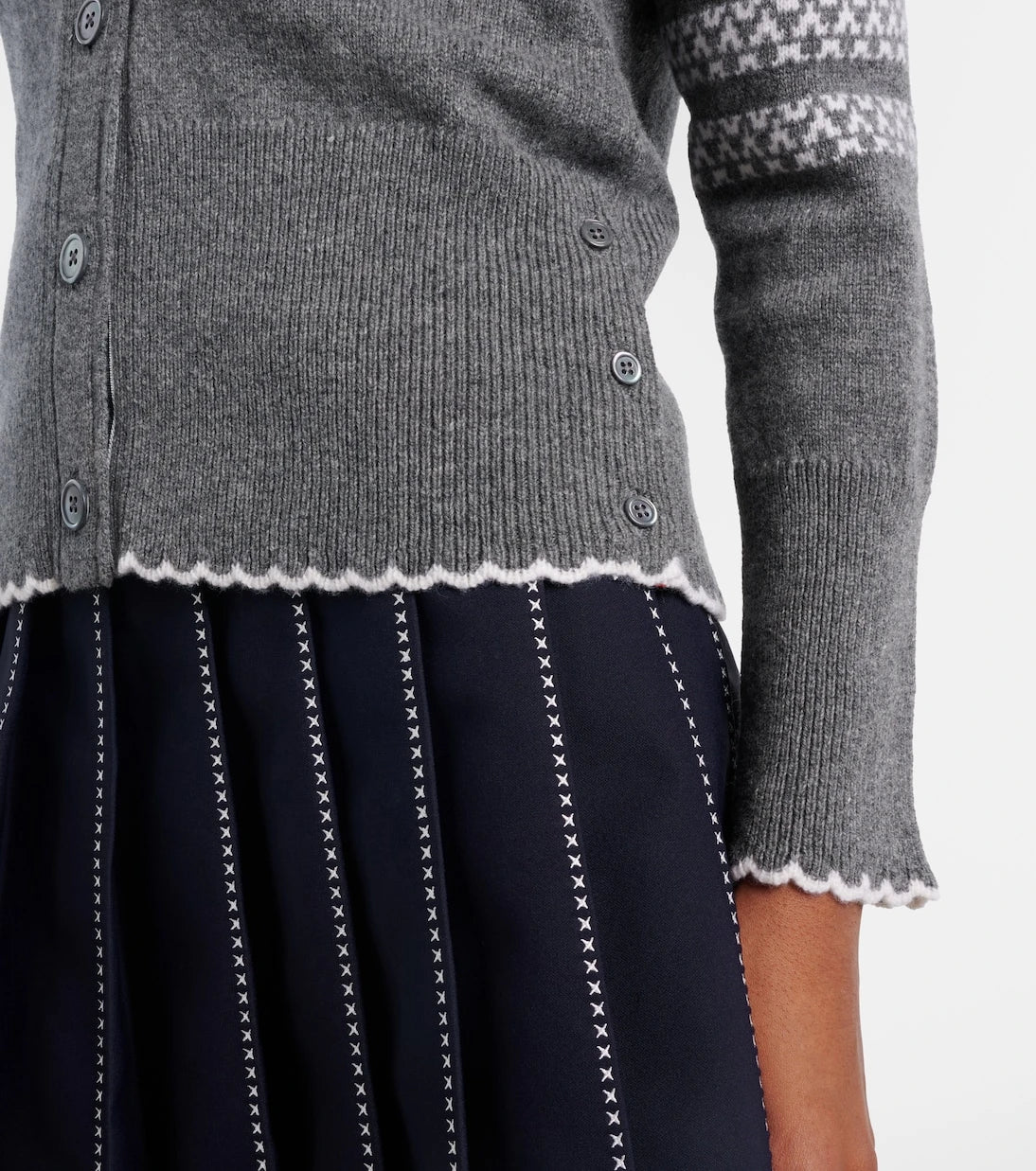 Thom Browne - كارديجان من صوف الفيرجن بنمط 4 أشرطة