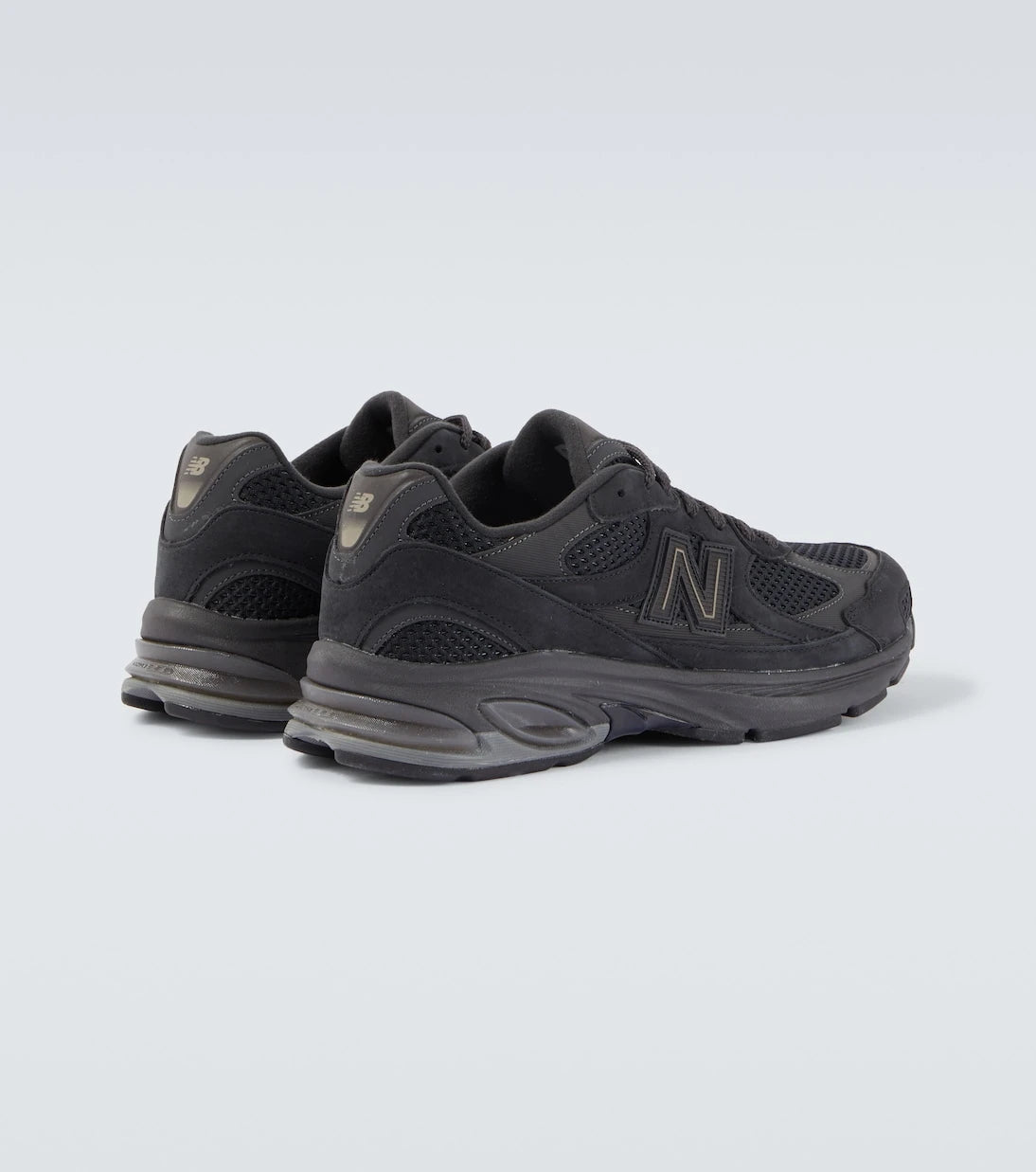 New Balance - حذاء رياضي من الشامواه والشبك طراز 2010